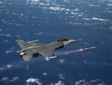 Βολή AMRAAM ΑΙΜ-120 από F-16 (βίντεο)